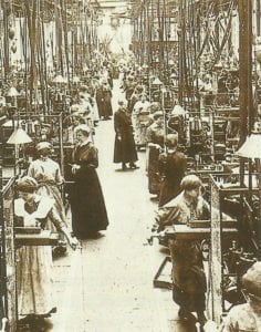 Arbeiterinnen in Waffenfabrik