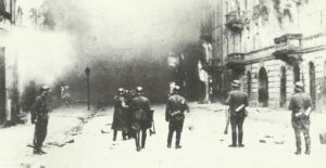 SS-Truppen brennen das Warschauer Ghetto nieder