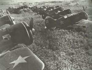 Polikarpow I-16 Rata auf einem Feldflugplatz
