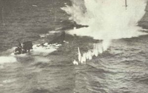 U-Boot sinkt unter Luftangriff