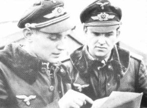 Hauptmann Erich Hartmann (links) und Major Gerhard Barkhorn (rechts)