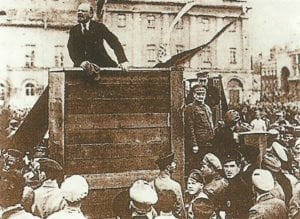 Lenin bei einer Rede 