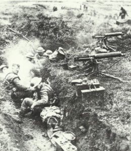 Vickers-MG-Schützen in deutscher Stellung