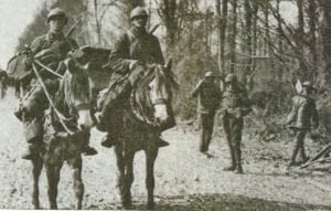 Französische Kavallersten passieren britische Soldaten