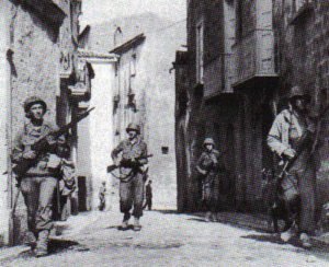 US-Soldaten betreten eine italienische Ortschaft