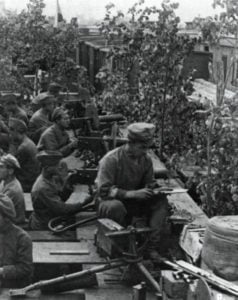 Tschechische Soldaten in einem Panzerzug