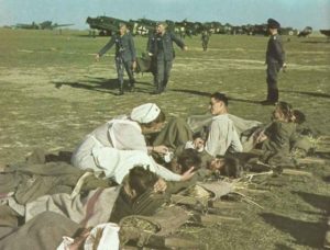 Evakuierung verwundeter deutscher Soldaten von einem Feldflugplatz