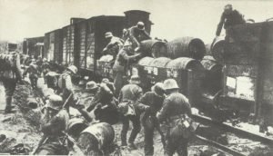 deutsche Soldaten plündern Versorgungszug