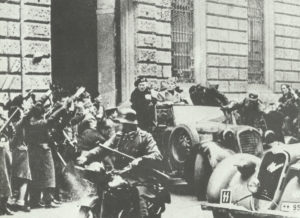 Mussolini mit SS-Wachen