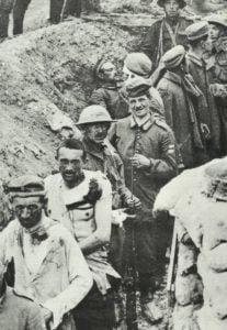 Englische Soldaten bringen deutsche Gefangene ein