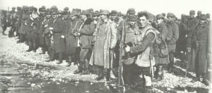 britischer Soldate bewacht eine Gruppe von österreich-ungarischen Kriegsgefangenen