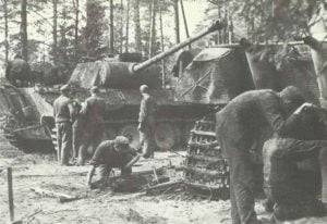Feldinstandssetzungswerkstatt einer deutschen Panzerdivision