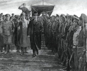 Trotzki inspiziert eine Rote Schützen-Division
