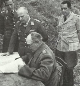 Generalfeldmarschall Kesselring bei einer Besprechung