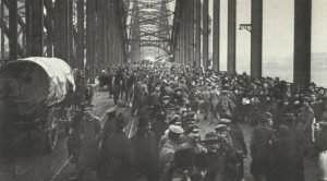 deutsche Truppen auf der Rheinbrücke von Köln