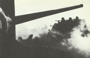 SU-76 Selbstfahrlafetten überquert die alte polnische Vorkriegsgrenze