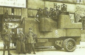 Panzerwagen auf dem Alexanderplatz in Berlin