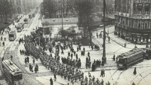 Reichswehr-Truppen marschieren über den Potsdamer Platz