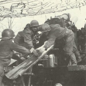 US-Artillerie beschiesst 1945 deutsche Stellungen