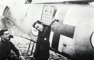 Mechaniker in der Hecköffnung einer Fw 190