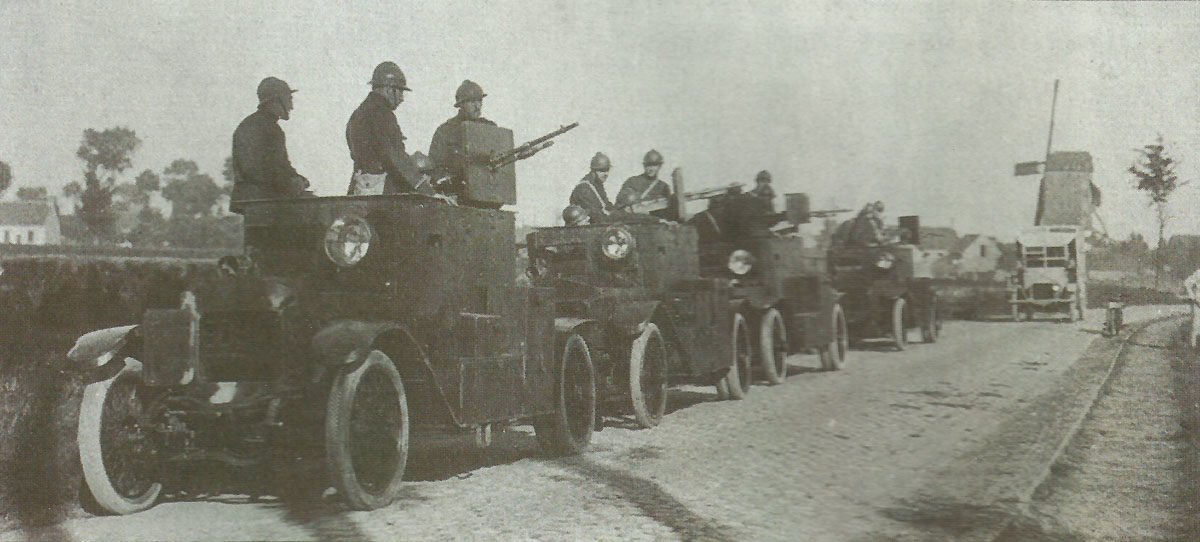 Kolonne von Minerva-Panzerwagen