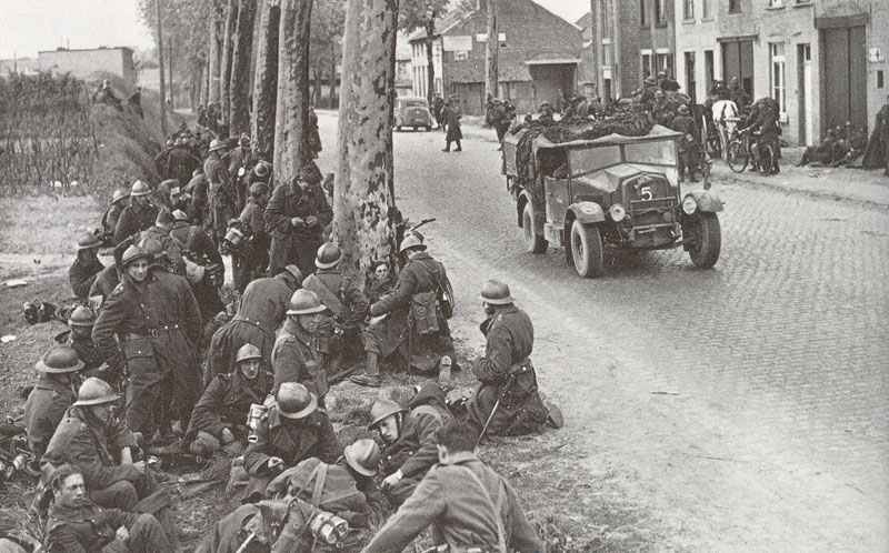 Belgische Soldaten machen im Mai 1940 eine Rast am Strassenrand