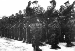 Truppen der russischen 1. Infanterie-Division der ROA bei einer Parade im Ausbildungslager Münsingen