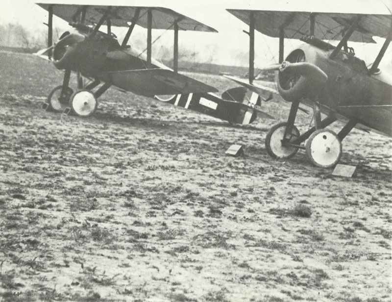 Sopwith Camel und Triplane 5 Sopwith Camel auf Frontflugplatz