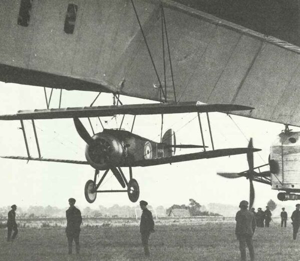 Sopwith Camel an Luftschiff befestigt Sopwith Camel on airship 1