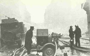 Paris nach dem deutschen Luftangriff. Besonders schwer ist der westliche Teil der Stadt getroffen worden.