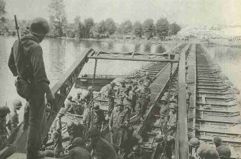 US-Pioniere beim Brückenbau über die Seine.