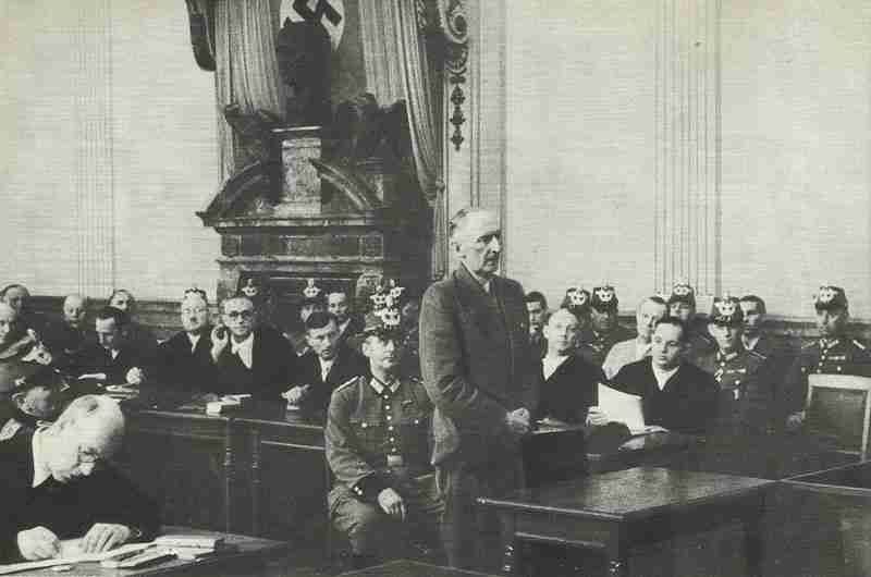 Feldmarschall von Witzleben vor dem Volksgerichtshof