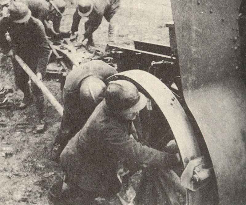 Französische Soldaten bewegen schwere Artillerie.