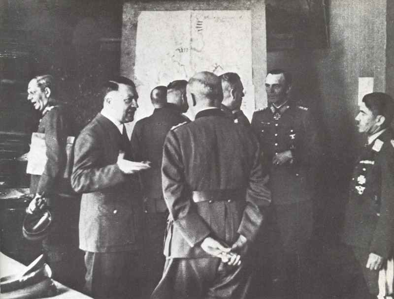 Lagebesprechung im Führerhauptquartier im Sommer 1942
