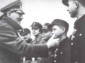 Hitler verleiht Hitlerjungen das Eiserne Kreuz