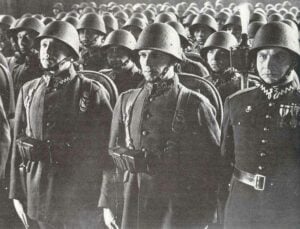 Polnische Soldaten bei ihrer Vereidigung im Fackelschein.