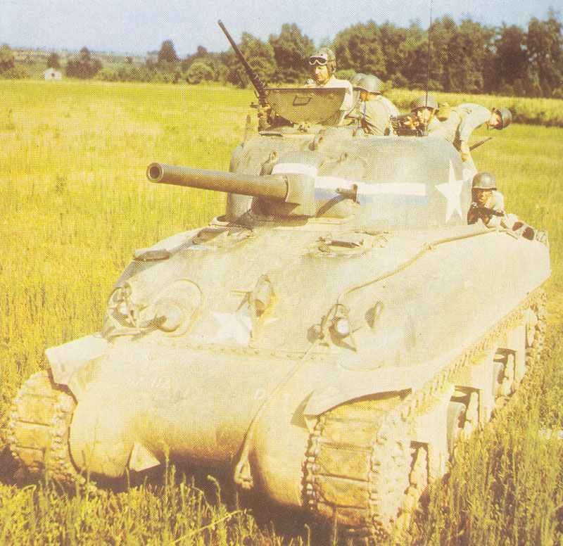 Sherman der US Army mit vom Panzer kämpfender Infanterie