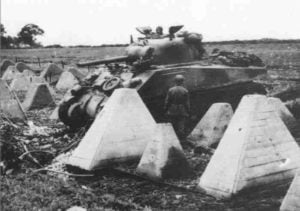 Sherman-Panzer passiert Westwall bei Aachen