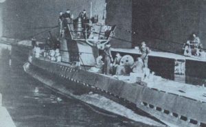 U-Boot Typ VII läuft aus einem U-Boot-Bunker aus