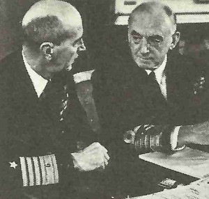US-Admiral King mit Ersten Seelord Sir Dudley Pound