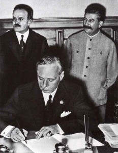 Ribbentrop unterzeichnet deutsch-sowjetischen Nichtangriffspakt