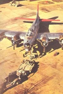 B-17G wird mit Bomben beladen
