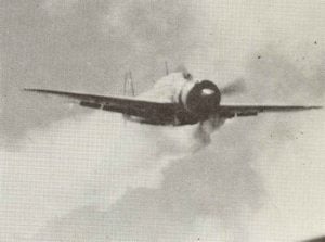 Kamikaze-Flugzeug stürzt auf Kriegsschiff
