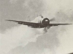 Kamikaze-Flugzeug stürzt auf Kriegsschiff