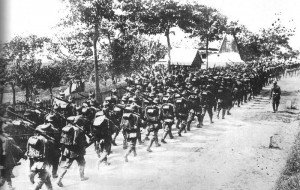 Deutsch Truppen marschieren zu den  neu errichteten Schützengräben