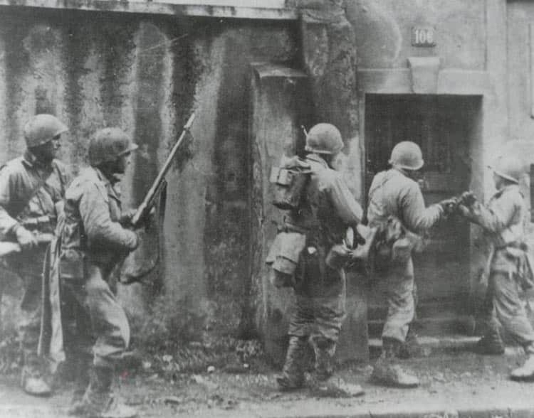 US-Soldaten durchsuchen Häuser in Metz