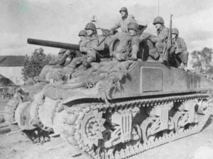 Sherman-Panzer transportiert GIs