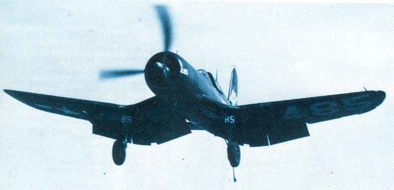 Die besten Jagdflugzeuge des Zweiten Weltkriegs mit den höchsten Abschuss-zu-Verlust-Raten 8 F4U-1 Corsair wird an Bord eines US-Flugzeugträgers geflogen