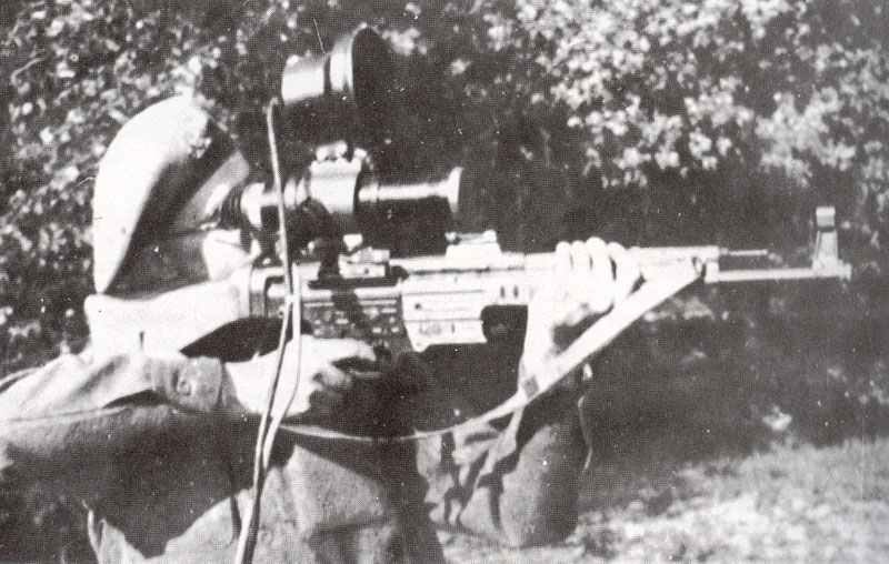 Sturmgewehr mit Infrarot-Zielfernrohr