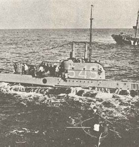 englisches U-Boot ergibt sich deutschen U-Jägern